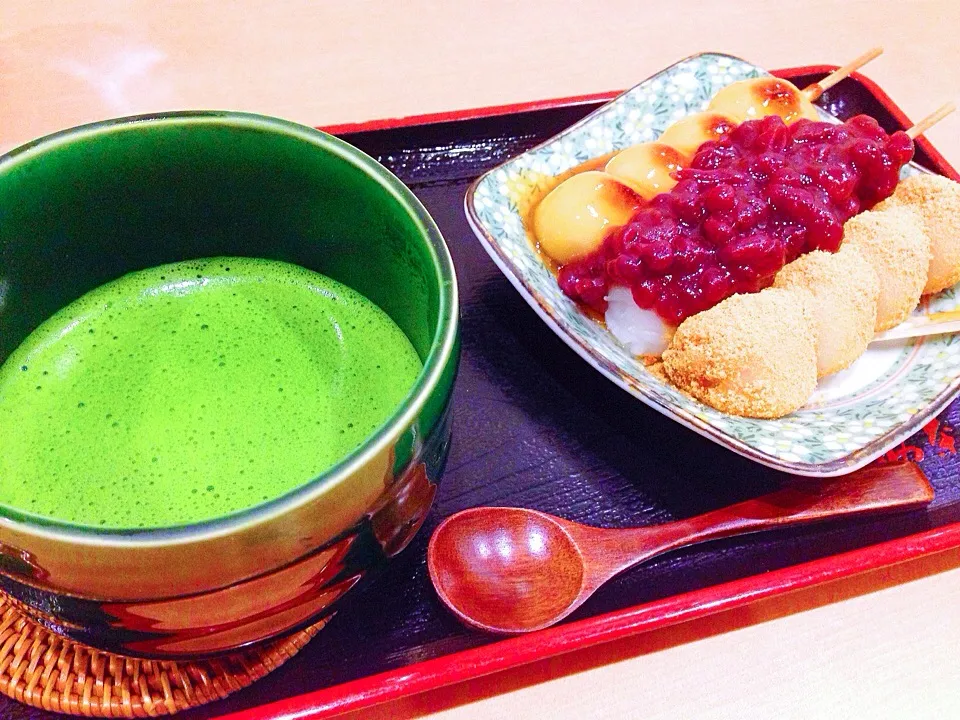 Snapdishの料理写真:Maccha and rice cakes for dessert|Leahさん