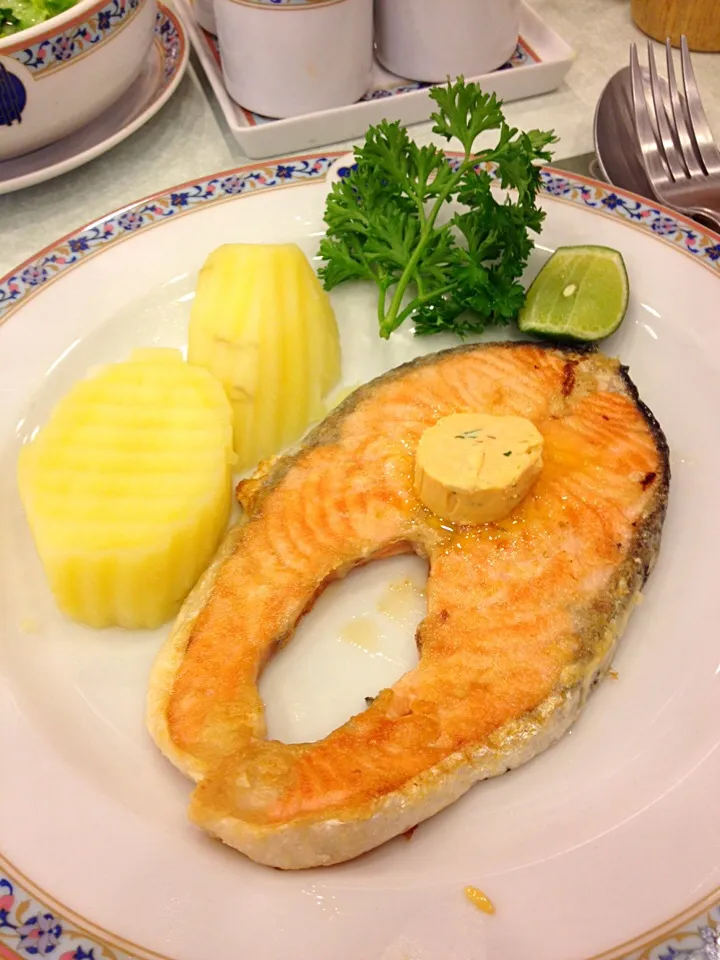 Salmon steak|pear jeebpinyoさん