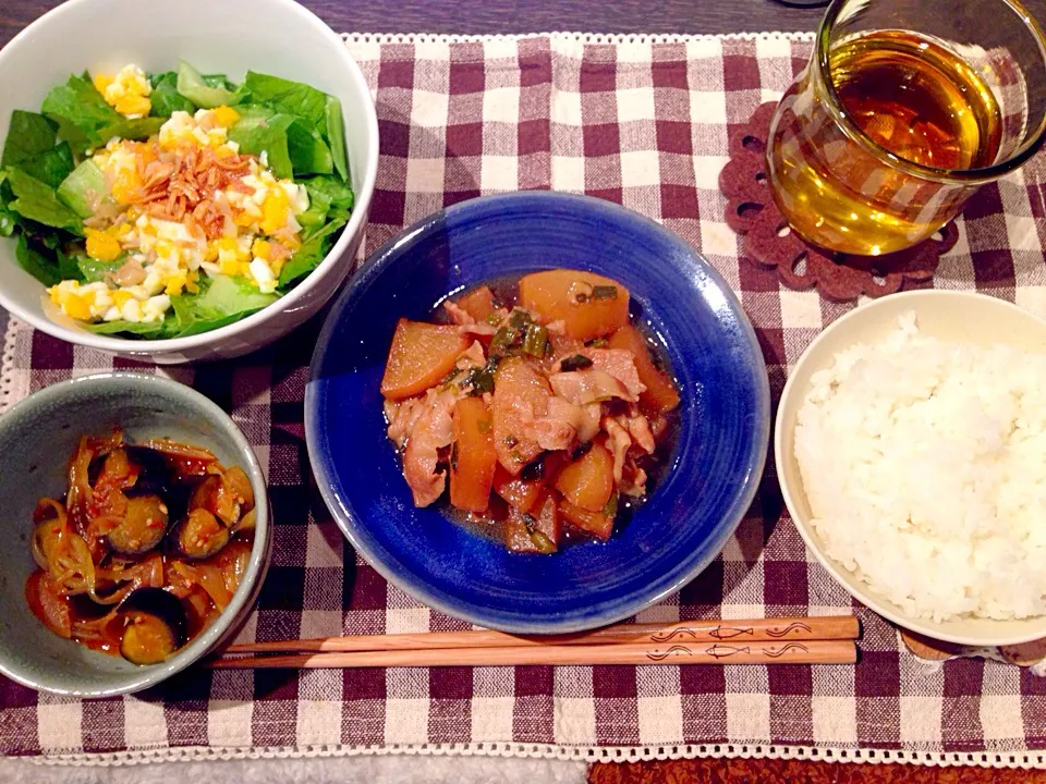 豚バラ大根と茄子の辛味噌炒めとシーザーサラダ|かぴこさん