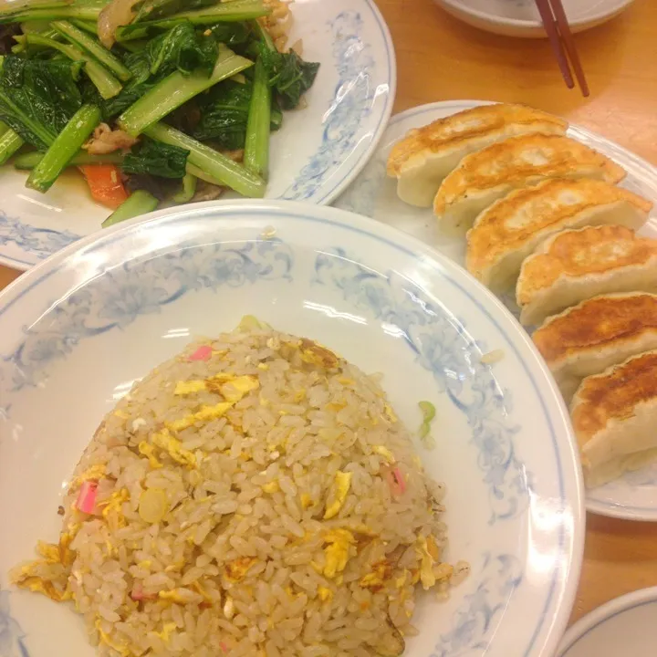 ぎょうざの満洲で夕飯。チャーハン、焼き餃子、小松菜と玉子炒め。|佐々野慈音さん