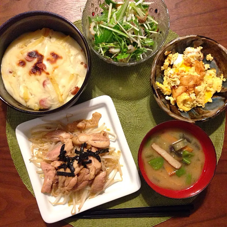 鳥ももの中華炒め、だし卵のスクランブル、ソーセージとマカロニのグラタン、竹輪と水菜の和風コールスロー、さつま揚げとインゲンの味噌汁|今日の献立さん