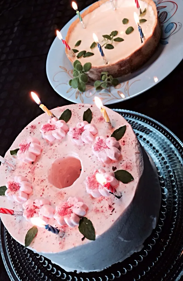 桜シフォンケーキとチーズタルトで誕生日祝い♡|いしいまきさん