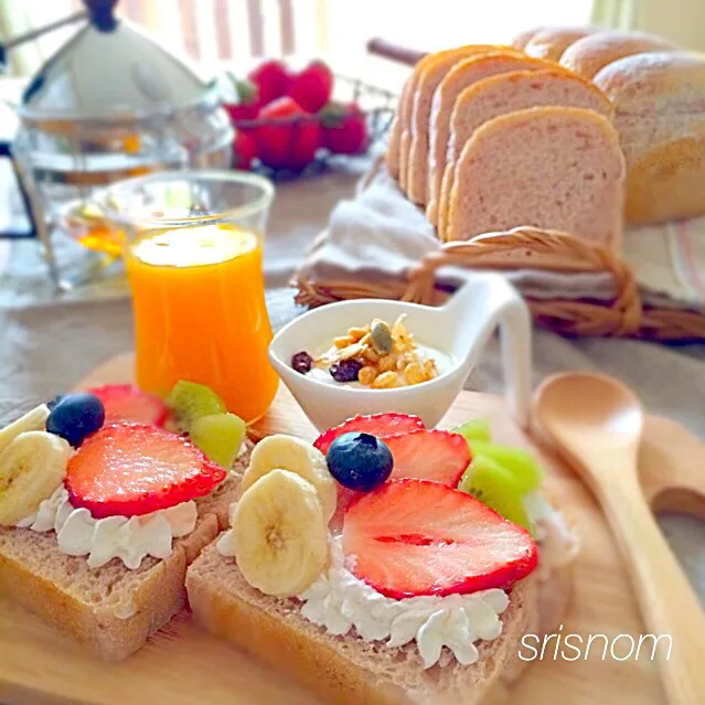 ももちゃんの なんと水分は苺だけ〜!!!    いちごで焼く いちご食パン🍓🍞|なおさん