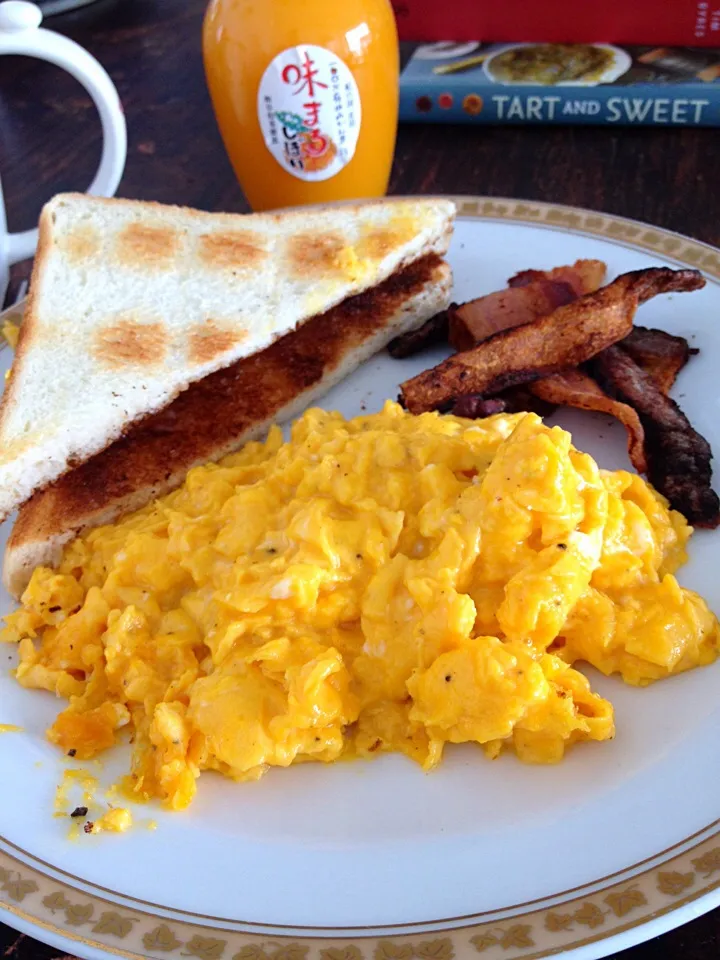 Scrambled Eggs, Toast and Bacon|Chris Shannonさん