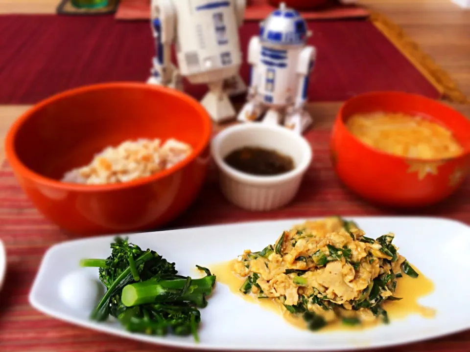 Breakfast. Scrambled egg with dandelion. Broccoli rave in Japanese mustard soy sauce.|Akiko Nishimaeさん