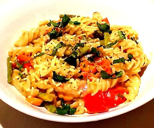 Pasta primavera (fennel, broccoli, asparagus, red bell pepper, mushrooms, carrots and red onions) in a Madeira wine tarragon parsley roasted garlic cream sauce|bertocci infernoさん