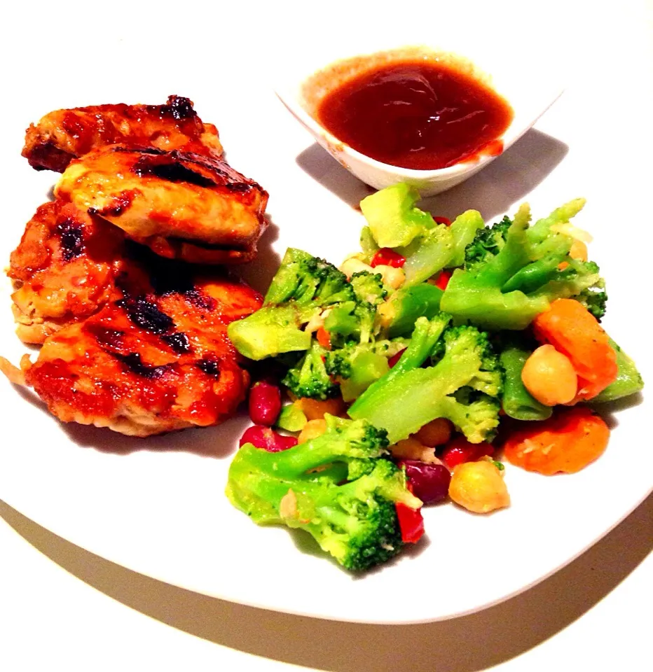 Korean BBQ chicken thighs with broccoli mix and BBQ habanero tamarind salsa|bertocci infernoさん