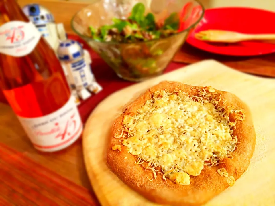 Whole wheat pizza with Gorgonzola cheese and white bait.|Akiko Nishimaeさん