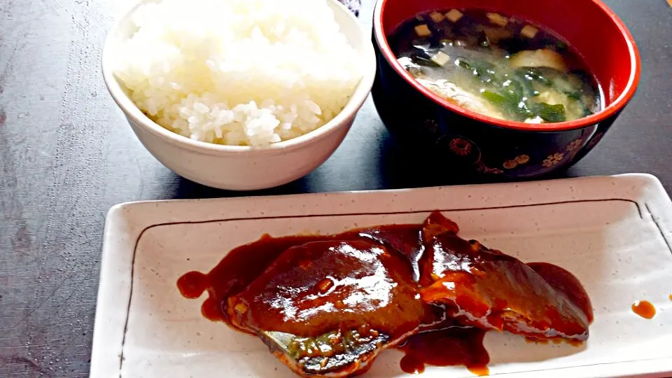 彼の釣ってきた鯖と鯵で!!味噌煮込み＆アラ汁♡|みーさん