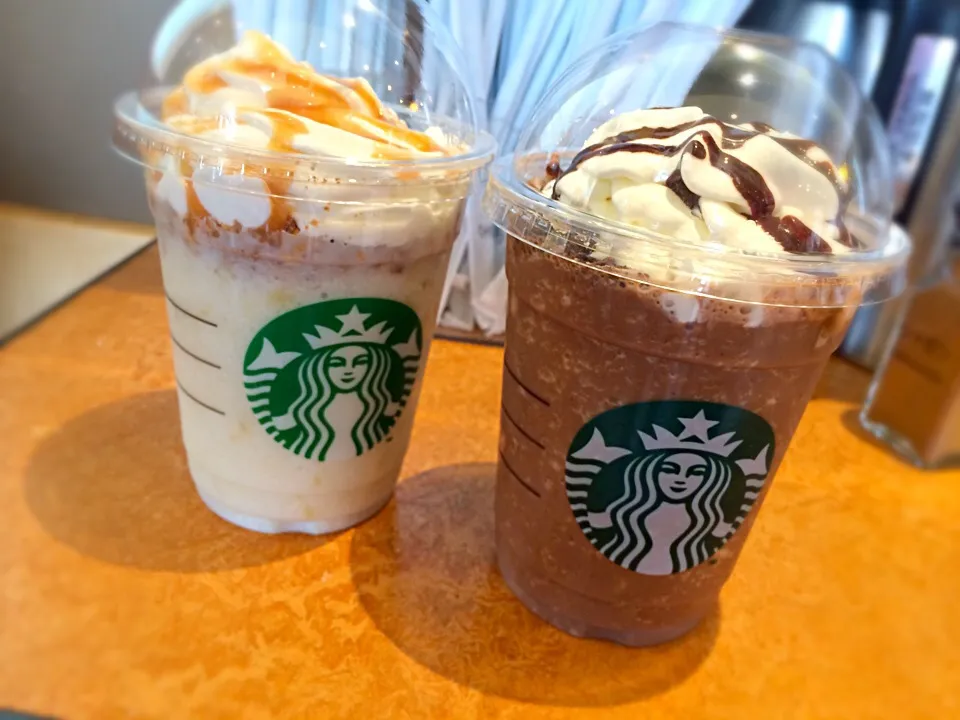 スタバ、期間限定なバナナのフラペチーノ。昨日は夕方に行ったら売り切れだったらしい。バナナな感じで美味しい。|土屋幸治さん