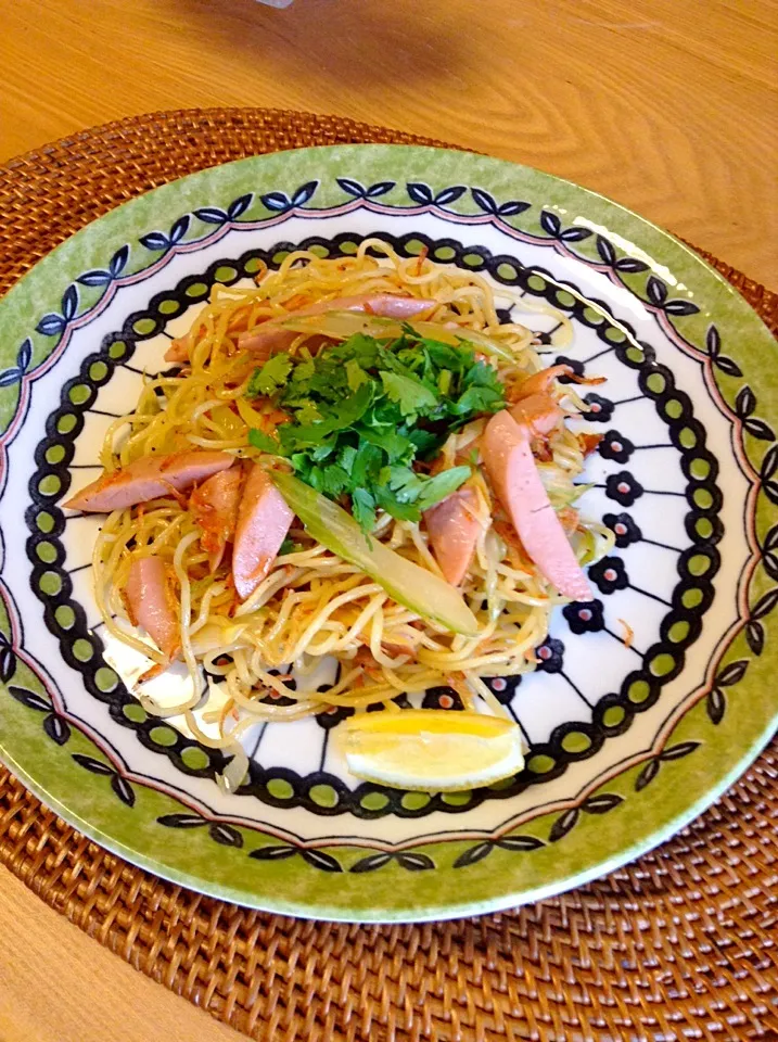 セロリとぎょにそ、桜えびのエスニック焼きそば|maiko35さん