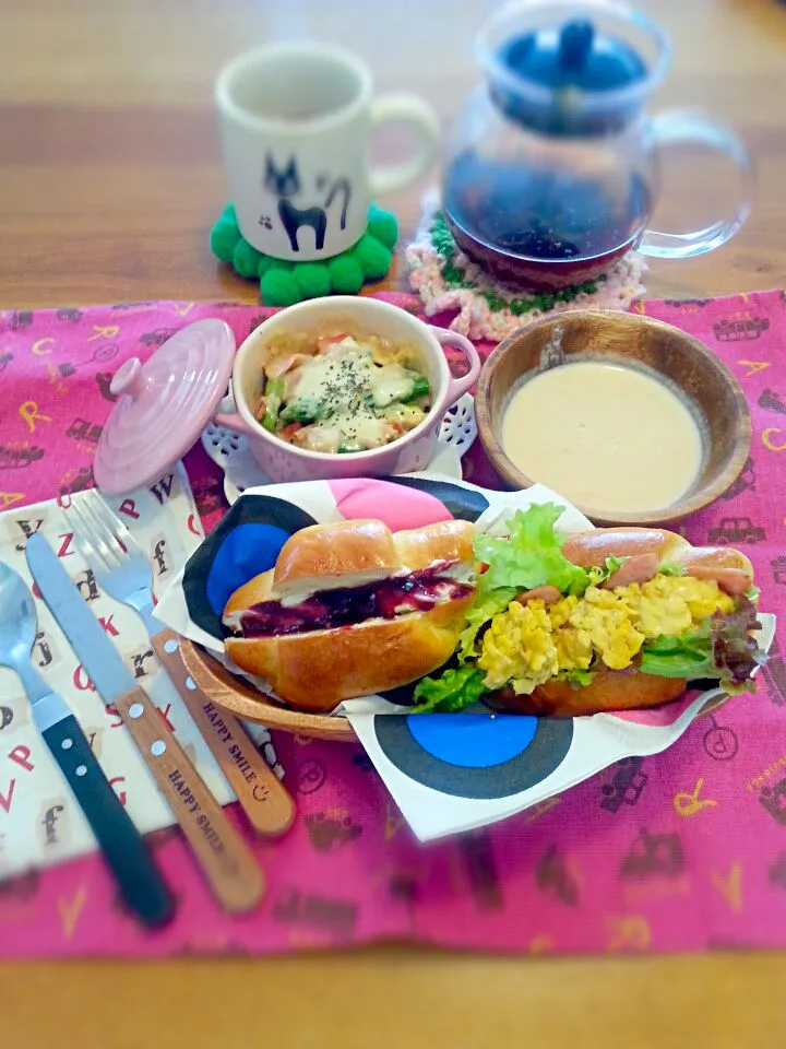 ＊手作りパンのサンド＊
＊トマトとキャベツのポタージュ＊
＊野菜たっぷりグラタン＊
＊ピーチ＆マスカットtea＊|🍭ふゆsola🍭さん