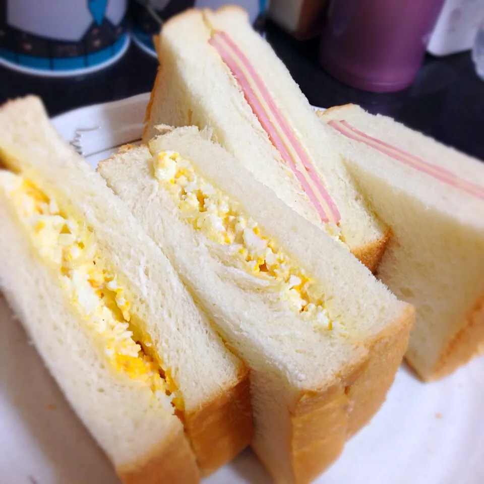 お昼ご飯は卵とハムチーズのサンドイッチ。|ゆえさん