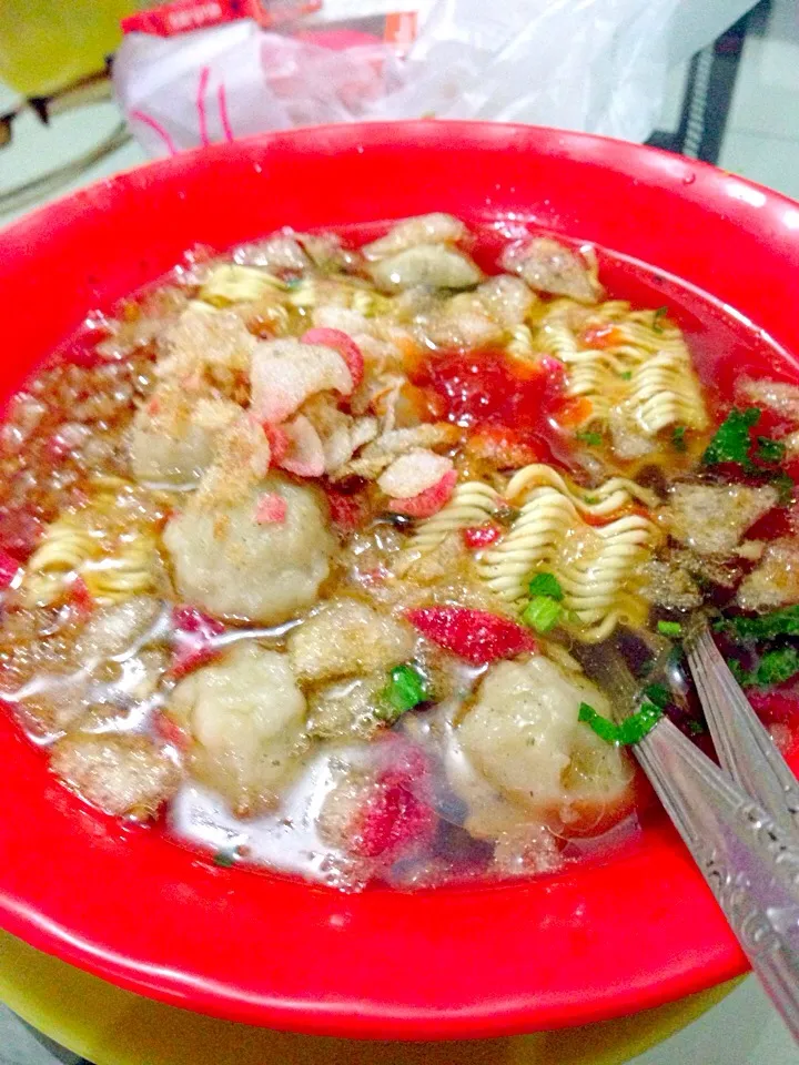 Snapdishの料理写真:Meatball soup with mee|Carol Limさん