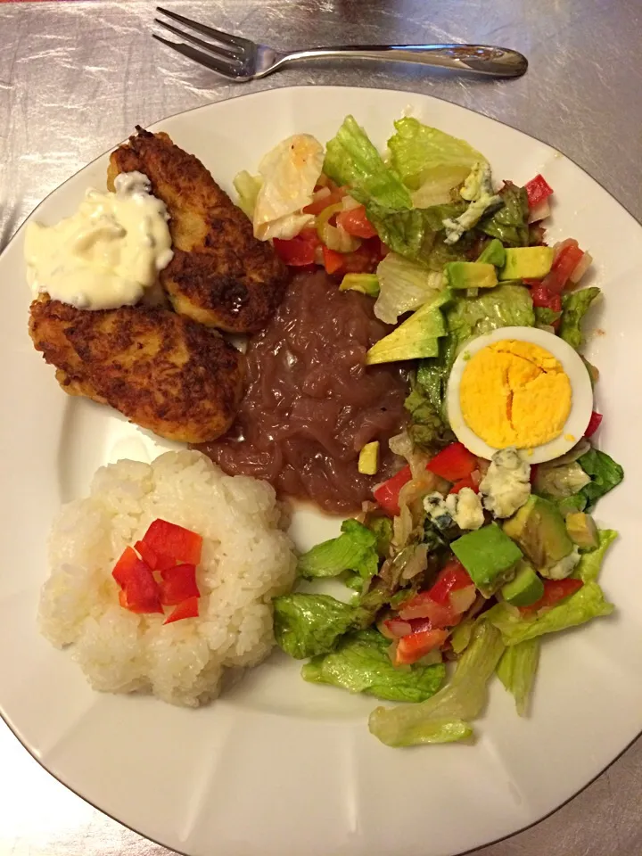 Crab Cakes with Tartar Sauce, Caramelised Onions, Spring mix Salad with Tomatoes, Avocado, and Olives and Venezuelan rice ;)|aястасияさん