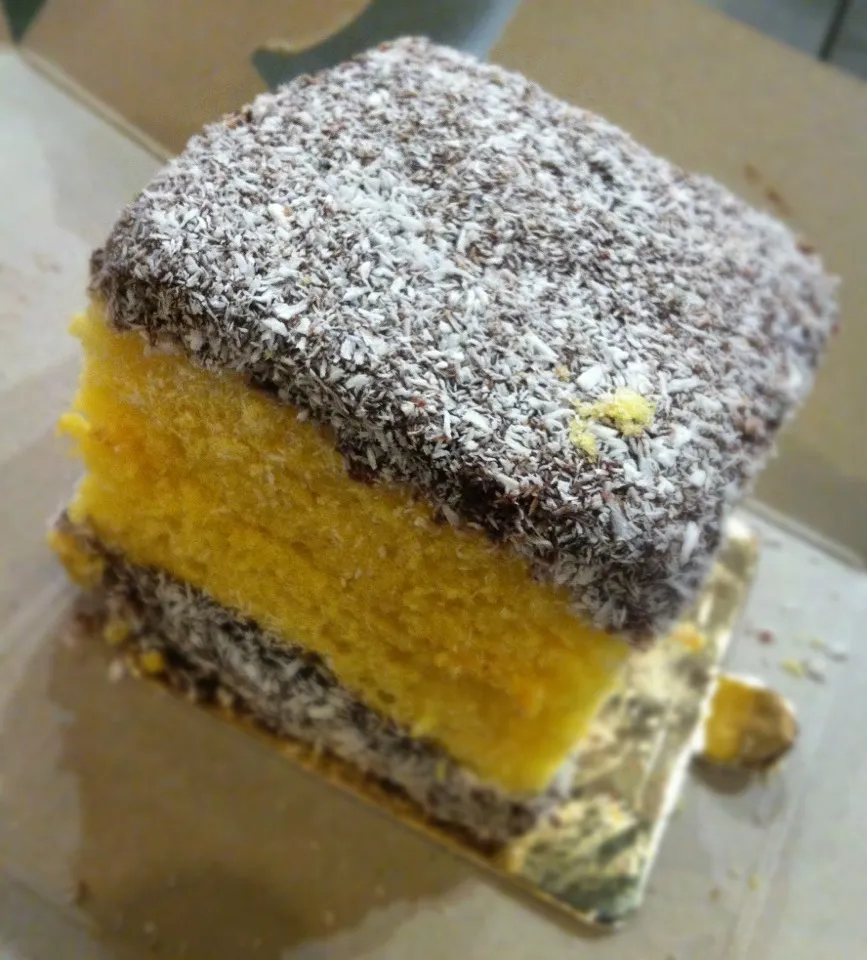 Snapdishの料理写真:Rasberry lamington|mikko tanさん