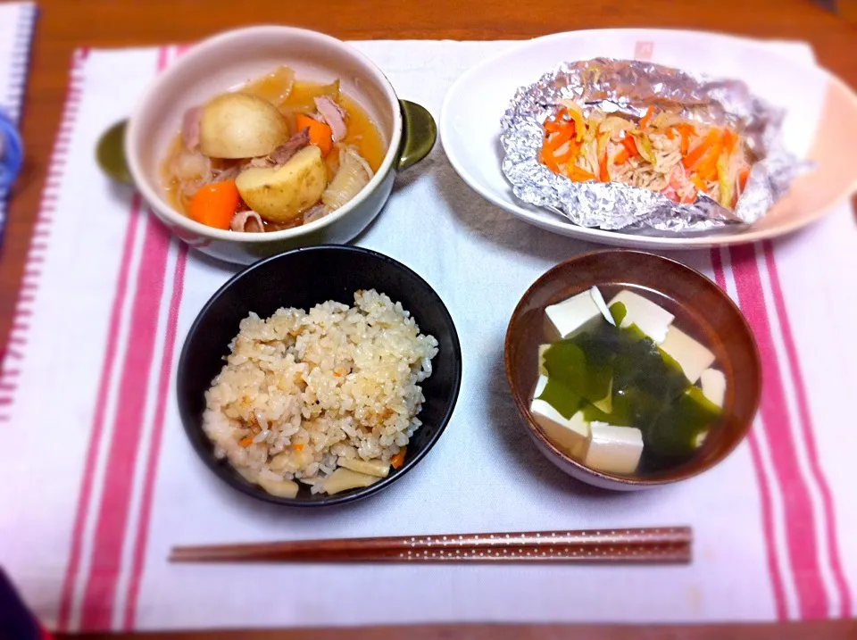 筍ごはん、肉じゃが、鮭のホイル焼き、豆腐とわかめの吸い物|カナエさん