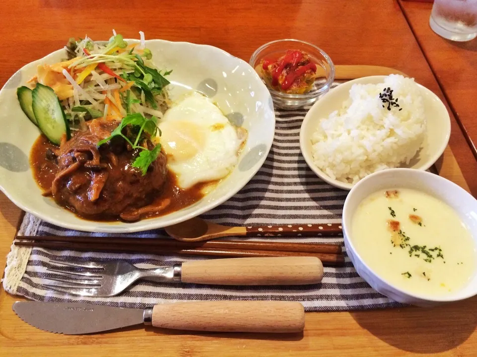 Snapdishの料理写真:煮込みハンバーグランチ😋✨|walnutさん