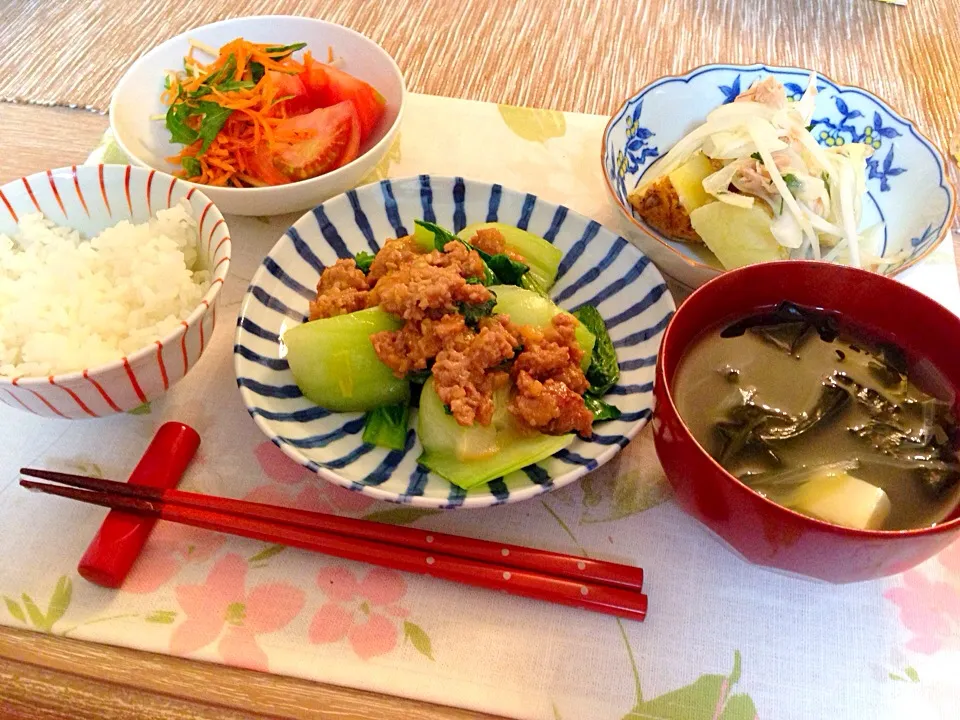 Snapdishの料理写真:青梗菜のひき肉あんかけ、新ジャガと新玉ねぎのサラダ、人参と水菜の梅和え、ワカメと豆腐の中華スープ|まろさん