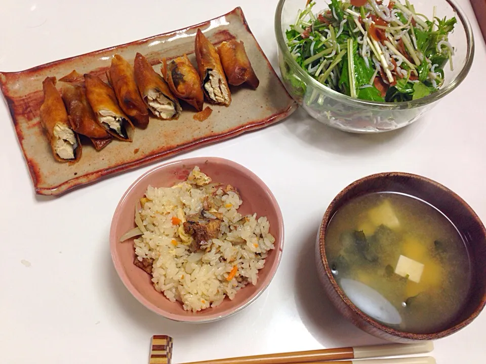 サンマの醤油煮炊き込みご飯、チーズチキン春巻、水菜とシラスのサラダ|たえさん