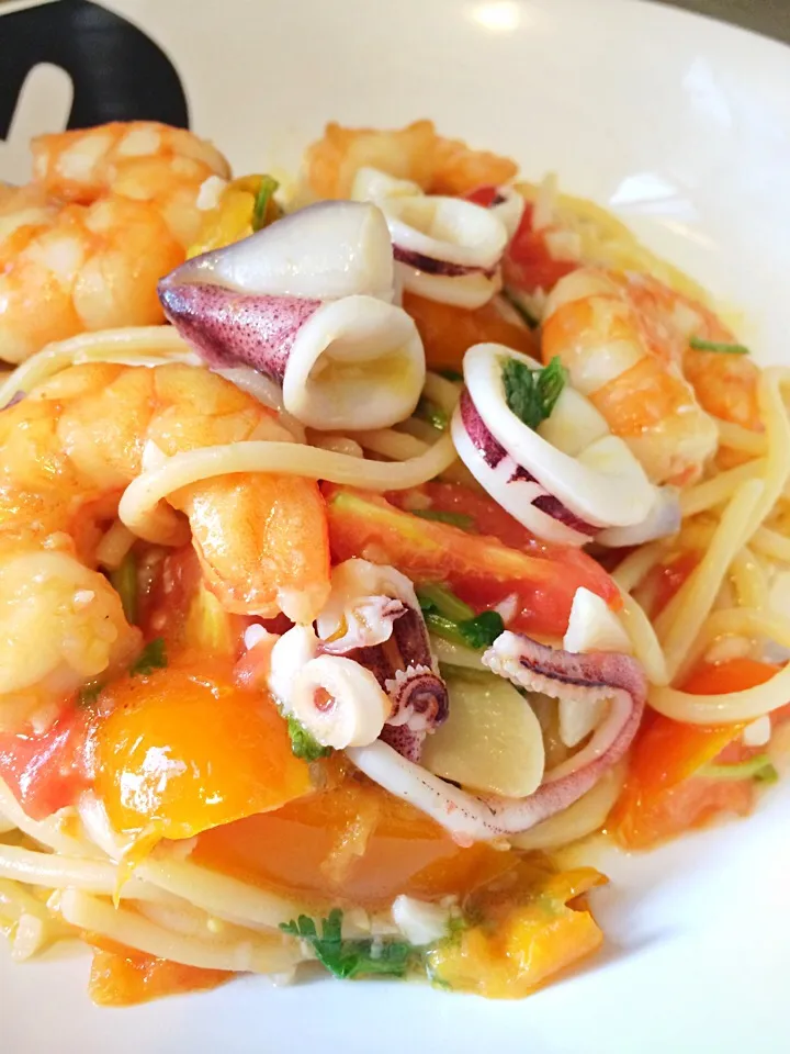 Seafood pasta with fresh tomatoes|12Dragonさん