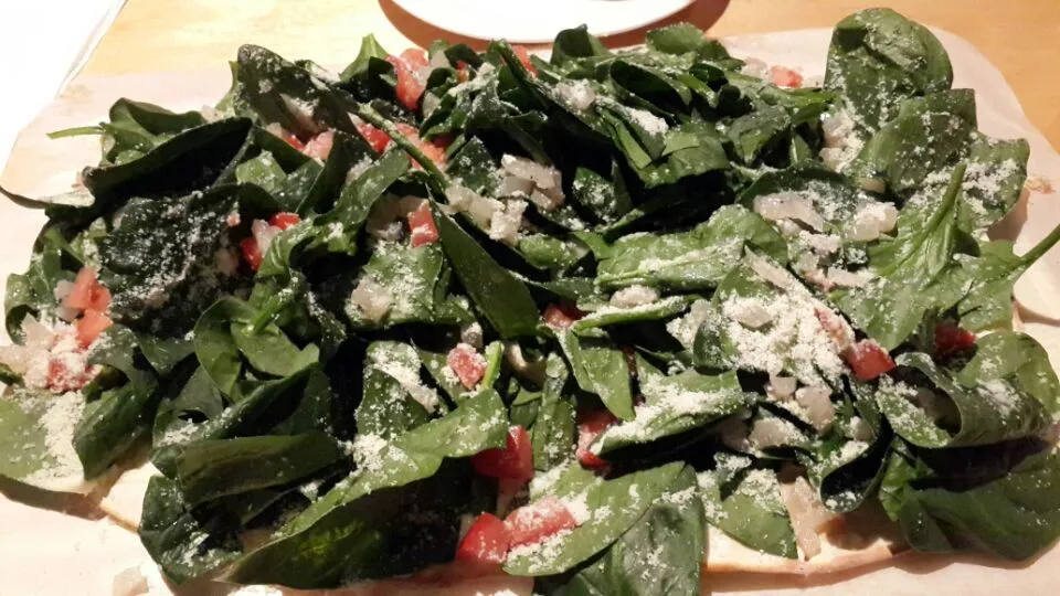 신선한 시금치가 풍성한 플랫브레드|Jeehyun Jeonさん