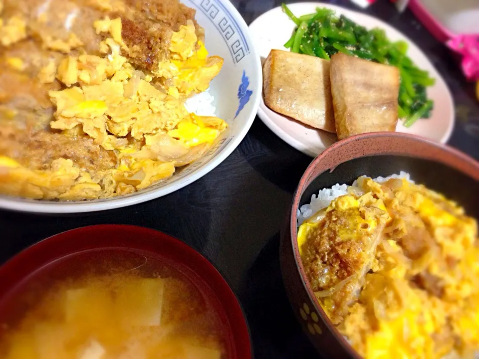 晩ご飯はかつ丼、めかじきの塩焼き、小松菜の胡麻ナムル、豆腐の味噌汁。|ゆえさん