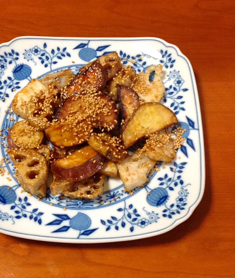 うさ爺さんの料理 また作ってしまった蓮根と薩摩芋の甘酢揚げ。|Carolineさん