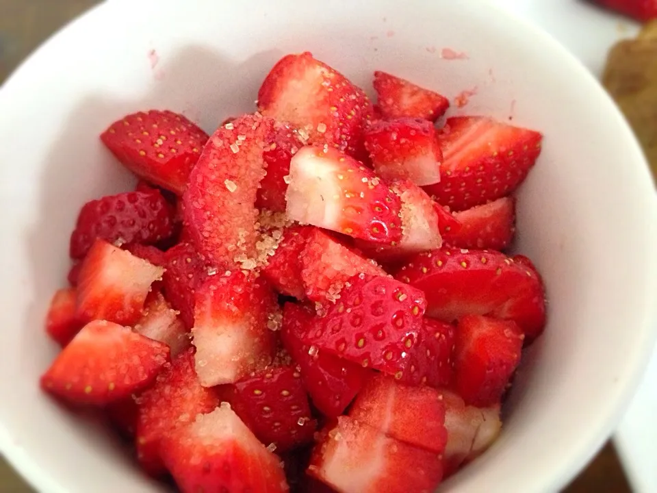 Fresh Strawberries with brown sugar|Fujiko Toyohashiさん