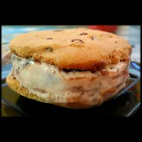 Snapdishの料理写真:Chocolate chip tiramisu sandwich|Melissa Dukharanさん