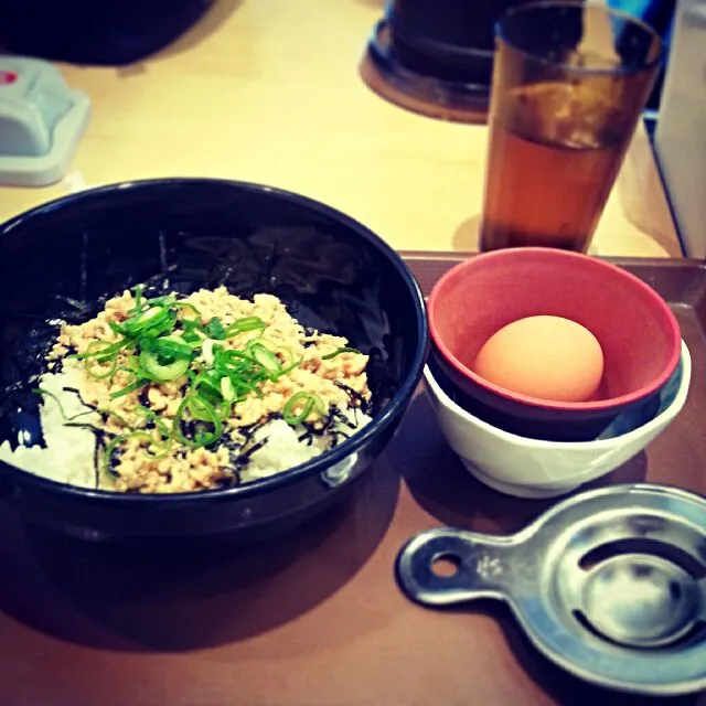 Snapdishの料理写真:すき家で鳥そぼろ丼🍴|hirokoさん