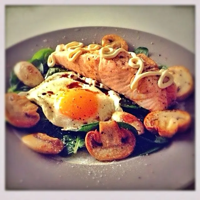 Pan fried Tasmanian Salmon on bed of spinach, mushrooms and sunny side up egg|moonbunnyさん