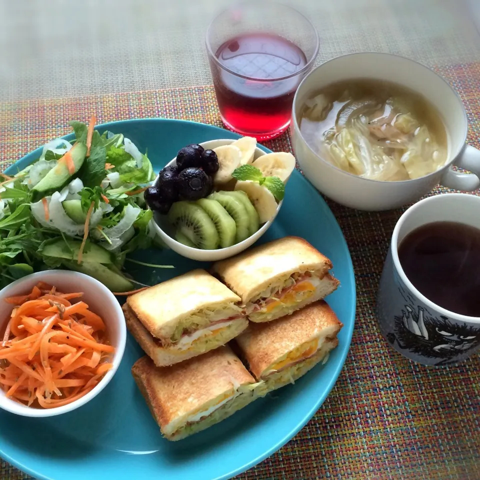 ベーコンエッグのホットサンド キャベツたっぷり|ぺんぎんさん