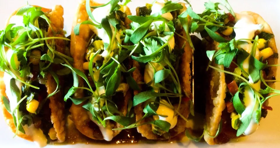 Snapdishの料理写真:Ahi PokeTacos from Amor y Tacos|sooprcoolchicaさん