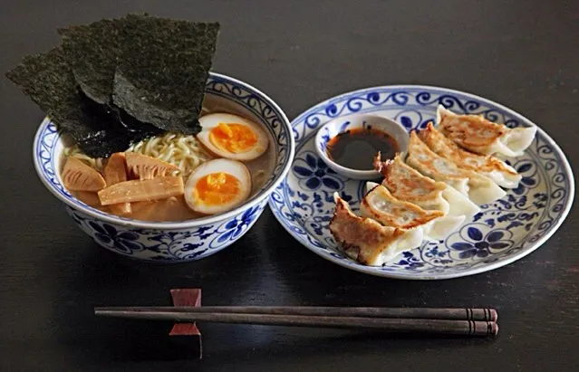 マルちゃん製麺塩に手作りメンマ、煮玉子を添えて。高菜餃子。|マユマユさん