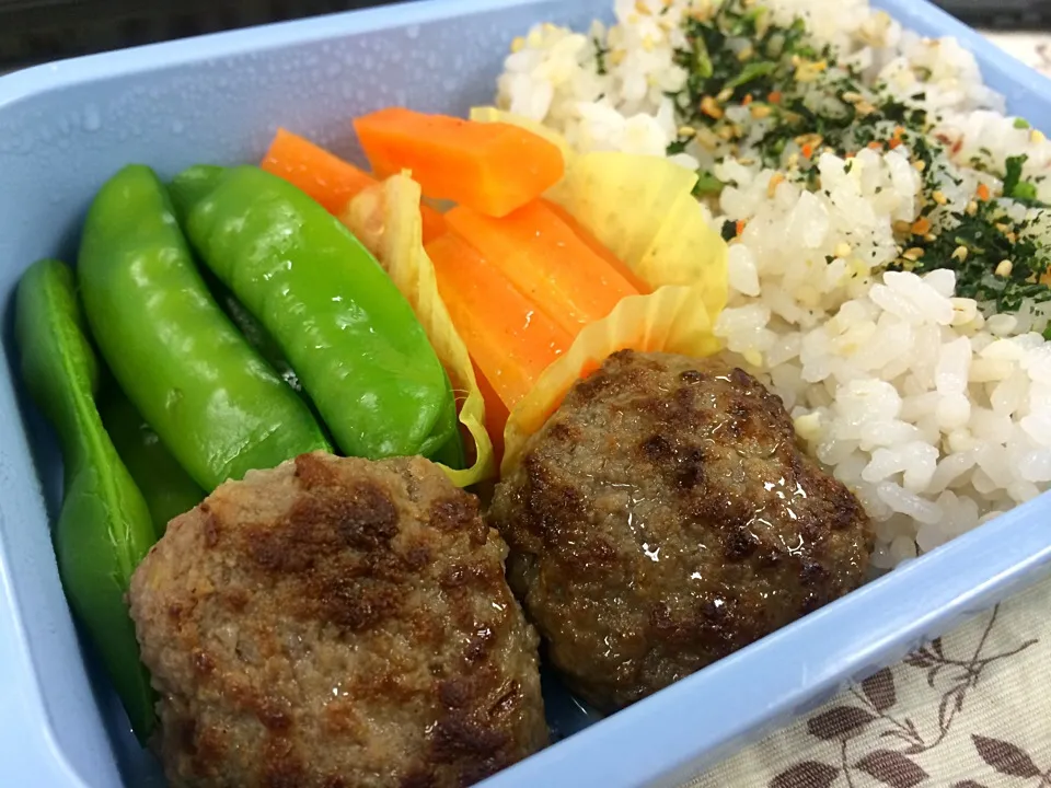 お弁当。ミニハンバーグ、にんじんのグラッセ、スナップえんどう。|liccaさん