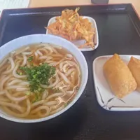 Snapdishの料理写真:かき揚げうどんと稲荷セット|Kishimoto Yoshimitsuさん