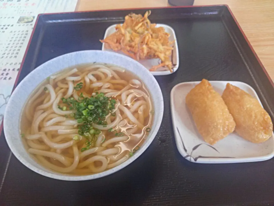 Snapdishの料理写真:かき揚げうどんと稲荷セット|Kishimoto Yoshimitsuさん