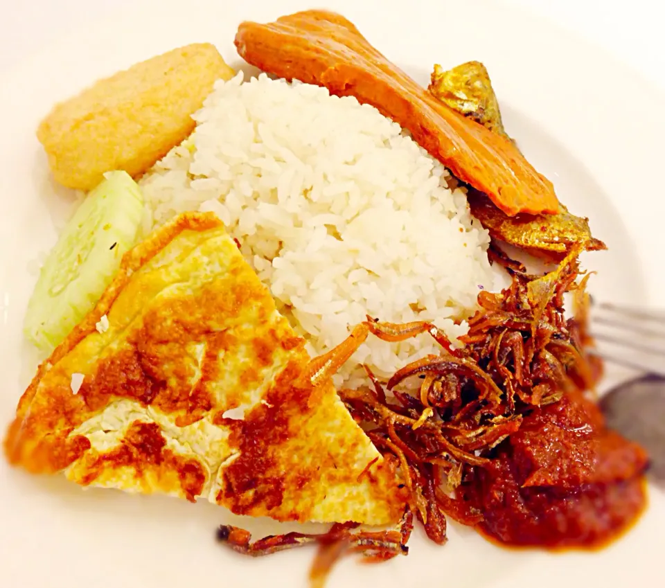 Nasi Lemak - coconut rice with egg, ikan bilis, otak, fish cake and fried fish|coxiella24さん