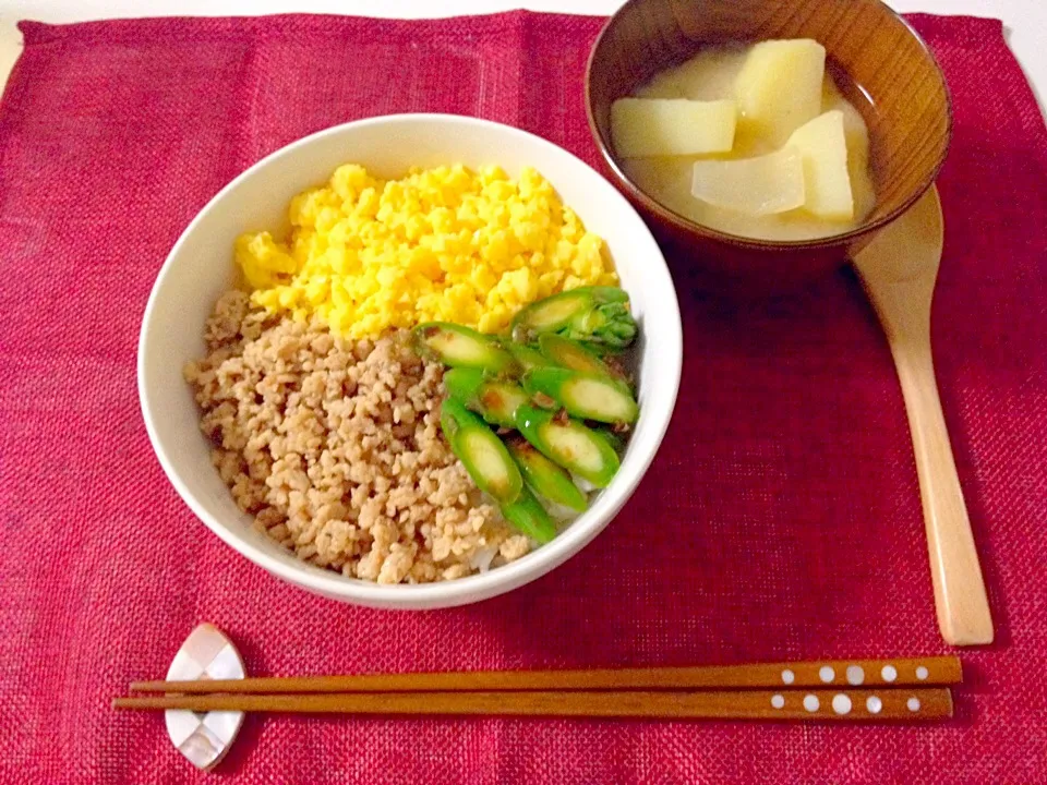 Snapdishの料理写真:三色丼・お味噌汁(じゃがいも、玉ねぎ)|Accaさん