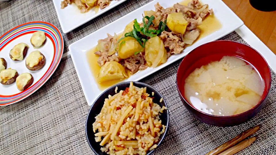 Snapdishの料理写真:今日の夕食 肉じゃが、椎茸の味噌チーズ焼き、たけのこご飯、大根の味噌汁|pinknari🐰🌈さん