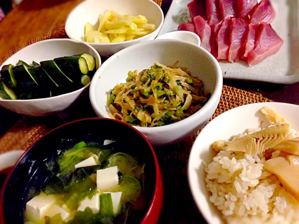 今日の晩ご飯、カツオとタケノコご飯と大根と葉の炒め物とセロリ浅漬けときゅうりのぬか漬けと味噌汁|めりさん