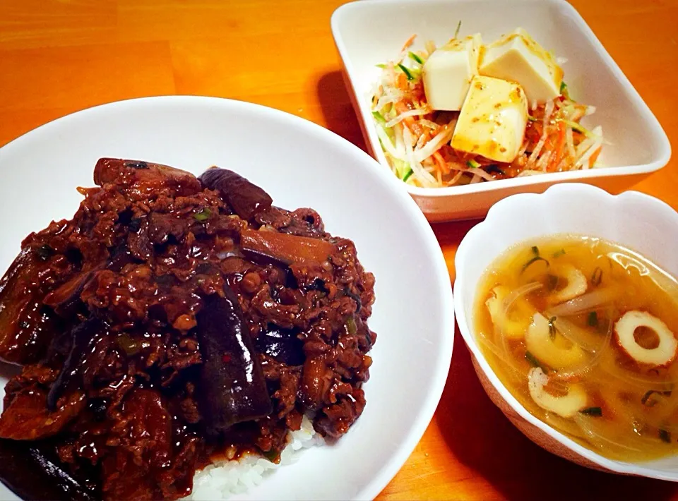 麻婆茄子丼、玉ねぎとちくわの生姜風味スープ、豆腐サラダ❤️|まりえさん