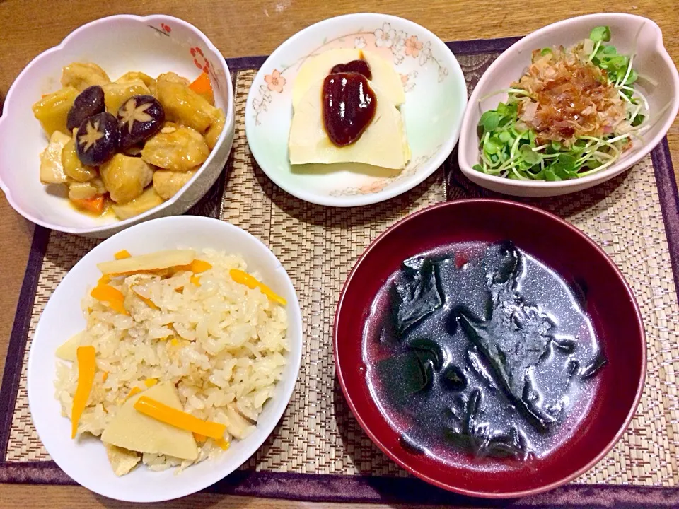 夕ご飯∥たけのこごはん・春雨スープ・たけのこのお刺身・たけのこの煮物・かいわれ|うめうかさん