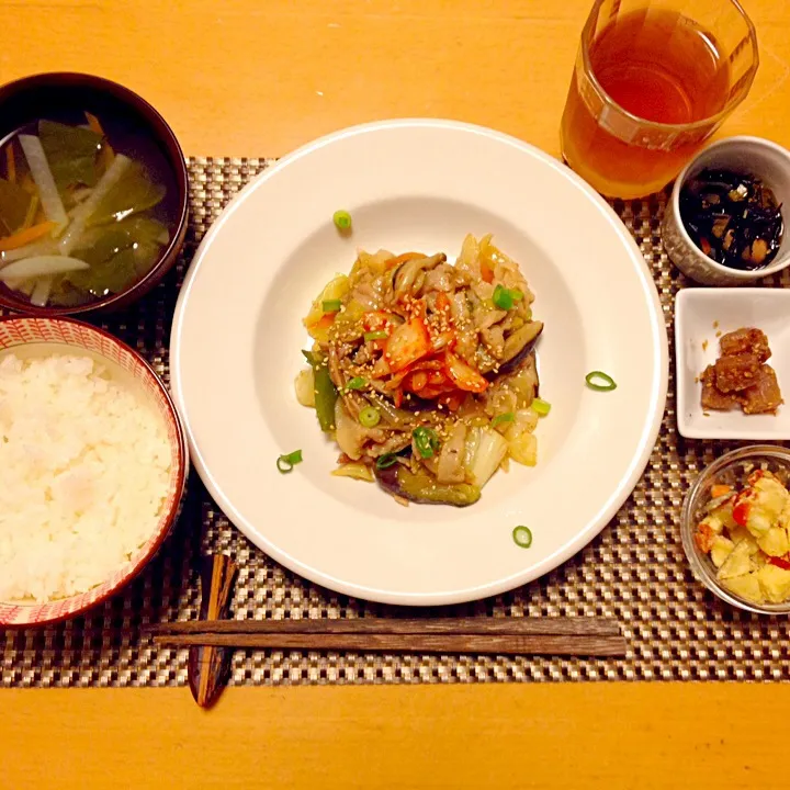 調節可能豚キムチ さつま芋とドライトマトのマヨ和え コンニャク炒め煮  ひじき煮 葉ごぼうと大根のお味噌汁|中西 ツヨシさん