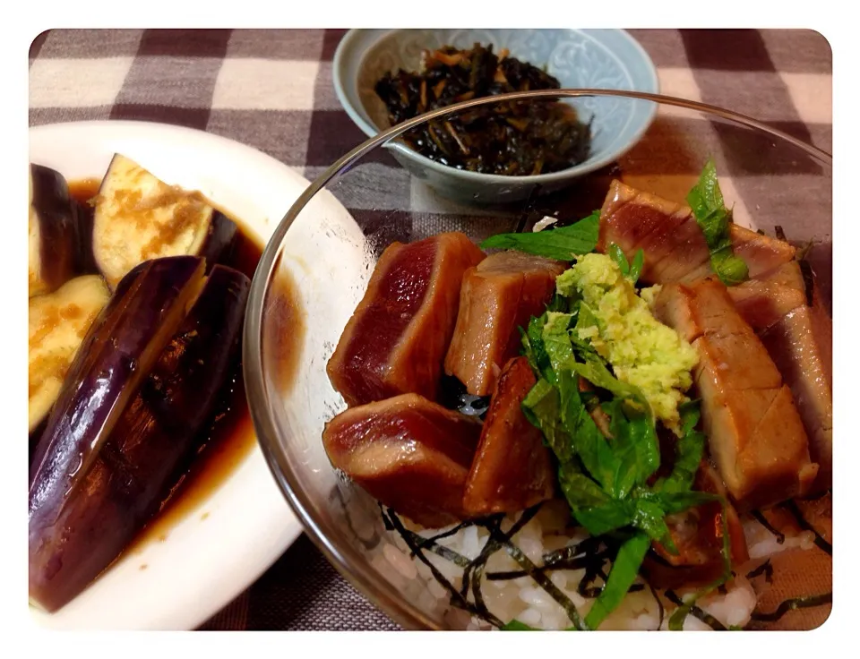 マグロの炙り丼 生のワサビを添えて。ストウブを使った茄子の生姜煮浸し、大根菜の佃煮風。|小川真一さん