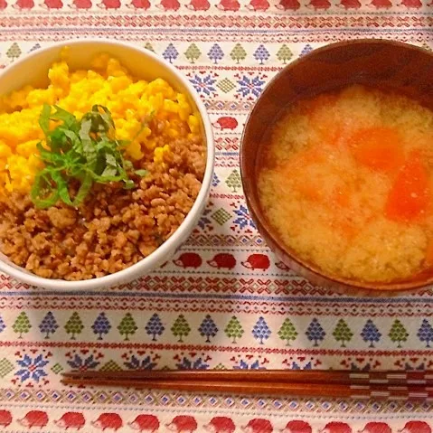 そぼろ丼、トマトの味噌汁。|あすみさん