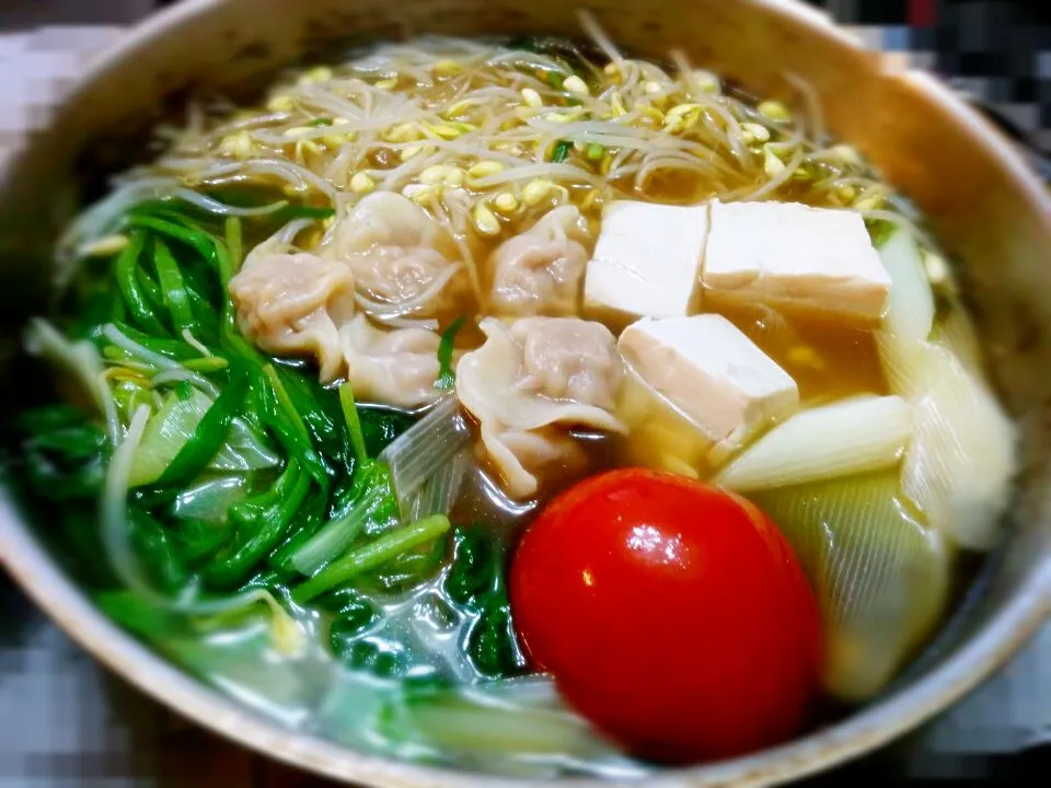 寒い雨の日に食べたくなるニラ餃子のお鍋|HITOMI♡さん