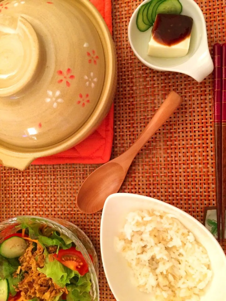 OFFご飯😁
野菜京みそ豆乳鍋🍲     
麦ご飯🍚
サラダ🌱🍅
豆腐田楽🍢|chieさん