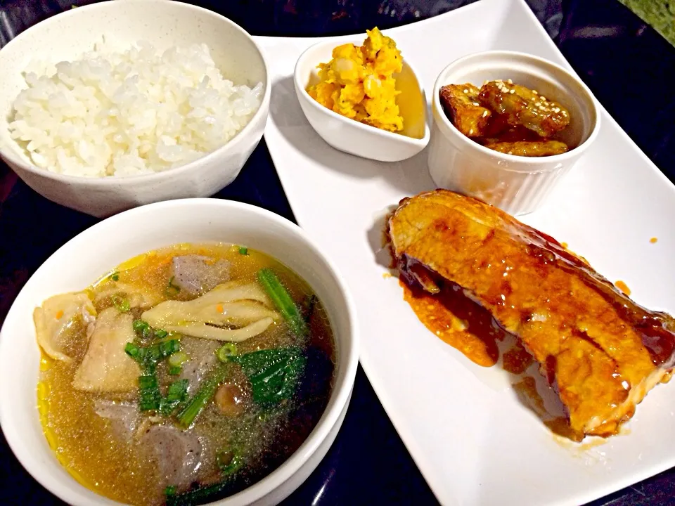 ブリの照り焼き キノコと鳥肉の具だくさん味噌汁 かぼちゃと大豆のサラダ  蓮根とサツマイモのデパ地下風|nagatomomiyuさん